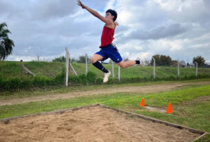 Joven atleta de Tigre realizando un salto en una competencia de atletismo durante la etapa municipal de los Juegos Bonaerenses 2024.