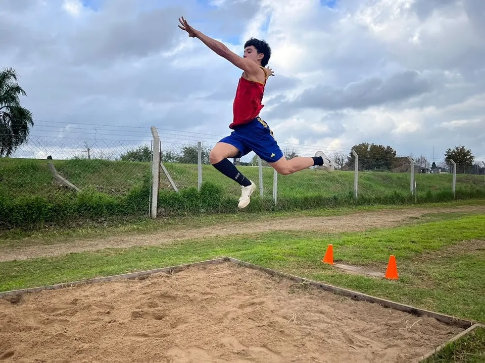 Joven atleta de Tigre realizando un salto en una competencia de atletismo durante la etapa municipal de los Juegos Bonaerenses 2024.