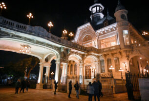 Vista nocturna del Museo de Arte Tigre iluminado, donde se llevará a cabo la nueva edición de Noches en el MAT el 29 de junio de 2024, con actividades culturales, visitas guiadas y música en vivo.