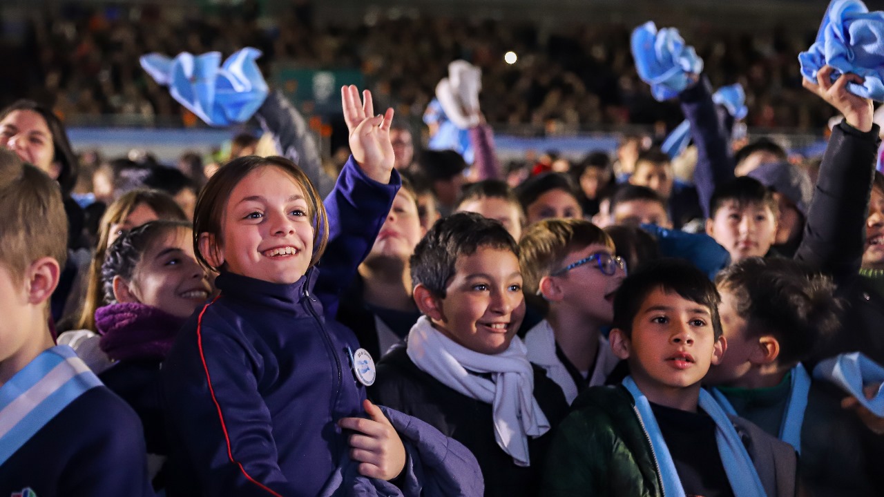 Estudiantes de Vicente López juran lealtad a la Bandera Nacional en Tecnópolis