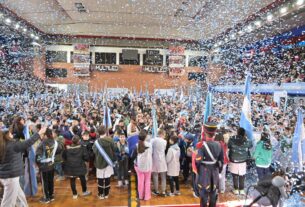 Estudiantes de San Martín realizando la promesa de lealtad a la bandera argentina en la Sociedad Alemana de Gimnasia de Villa Ballester, acompañados por el intendente Fernando Moreira y otros funcionarios.