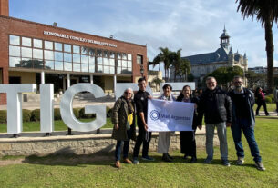 Grupo de personas recorriendo el Museo de Arte Tigre durante el Fam Tour de promoción turística.