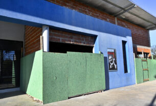 Vista de la ampliación en construcción de la Escuela Secundaria N°32 en Benavídez, mostrando una fachada de ladrillos y una estructura azul con elementos provisionales de construcción.