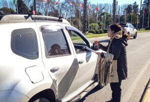 Personal del área de Turismo del Municipio de Tigre realizando encuestas vehiculares sobre la Av. Ubieto.