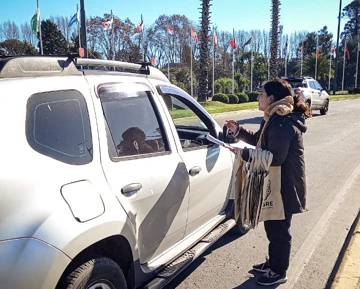 Personal del área de Turismo del Municipio de Tigre realizando encuestas vehiculares sobre la Av. Ubieto.