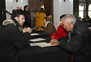 Vecinos de Tigre firmando sus escrituras en el Museo de la Reconquista.