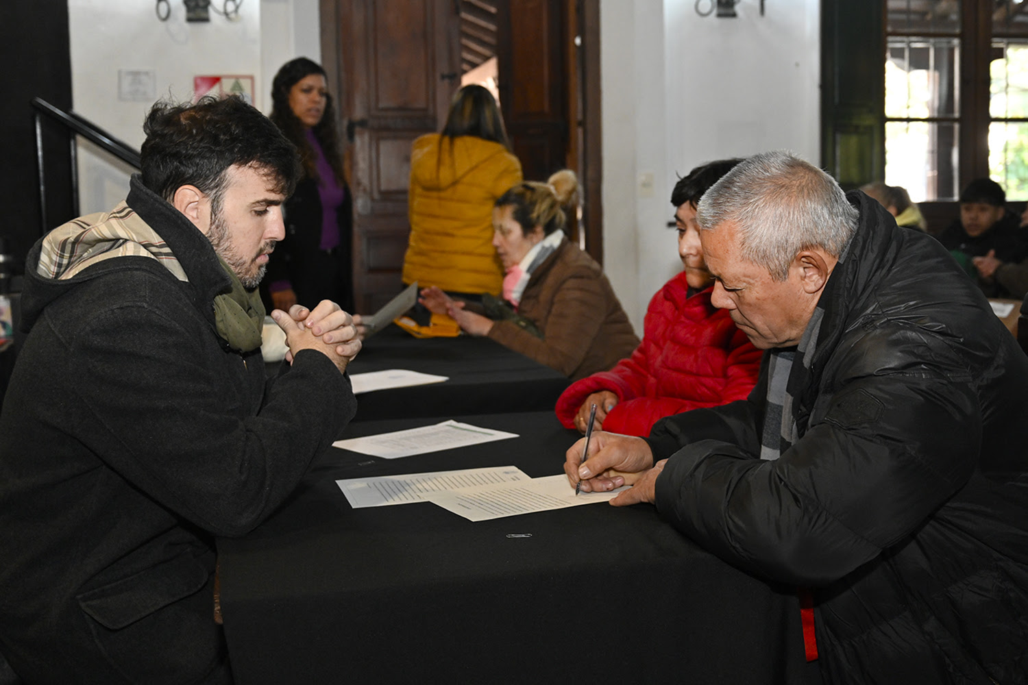 Vecinos de Tigre firmando sus escrituras en el Museo de la Reconquista.