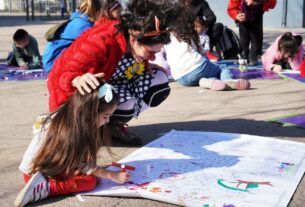 Una niña participa en una actividad artística al aire libre durante las vacaciones de invierno en Vicente López.