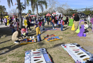 Niños y niñas participando en diversas actividades recreativas al aire libre durante el programa Diversión en las Plazas en Benavídez, organizado por el Municipio de Tigre.