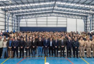 Imagen de una multitud de personas en un evento de presentación del programa “Ojos en Alerta”, con autoridades locales y fuerzas de seguridad en primera fila.