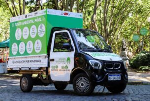 El Punto Ambiental Móvil de Vicente López, un vehículo 100% eléctrico, estacionado en una plaza mientras recoge diversos materiales reciclables.