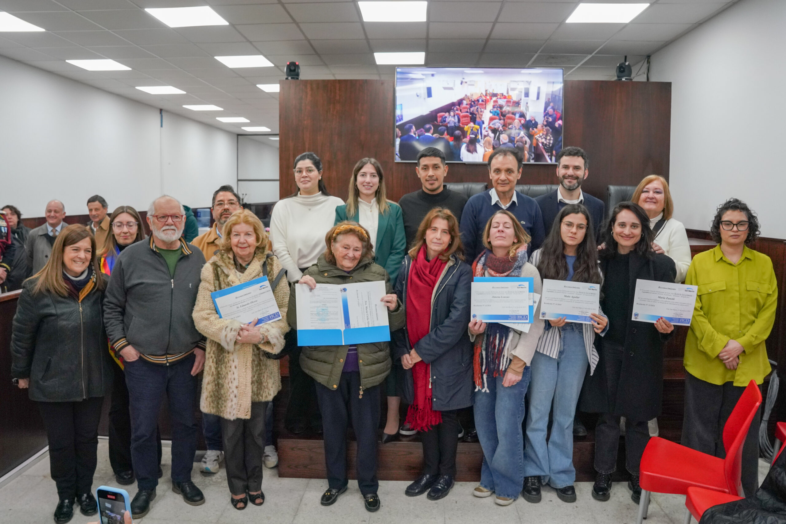 Autoridades y galardonados posan tras la ceremonia de entrega de menciones especiales en San Martín.